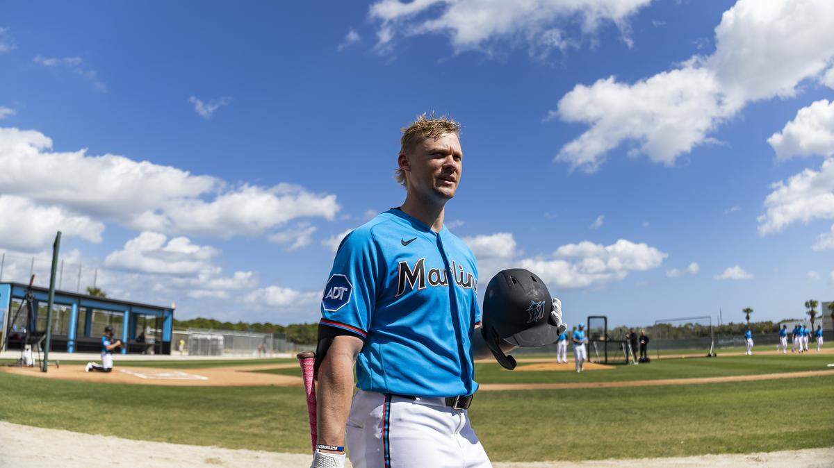 El jardinero de los Marlins Kyle Stowers participa en el entrenamiento de primavera, el 16 de febrero de 2026 en el Roger Dean Stadium en Jupiter, Florida. 