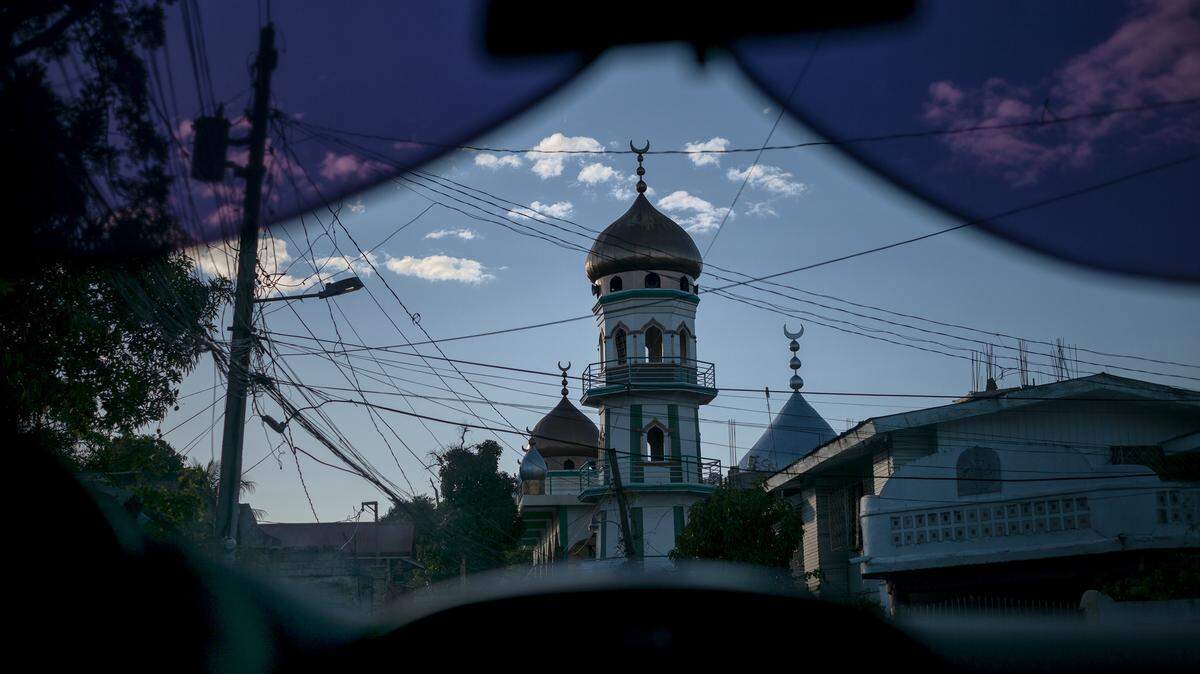Una mezquita en Davao, Filipinas. Hay hombres en la jungla, a dos océanos del árido lugar de nacimiento del Estado Islámico, que están expandiendo esta conocida marca terrorista a nuevos campos de batalla.