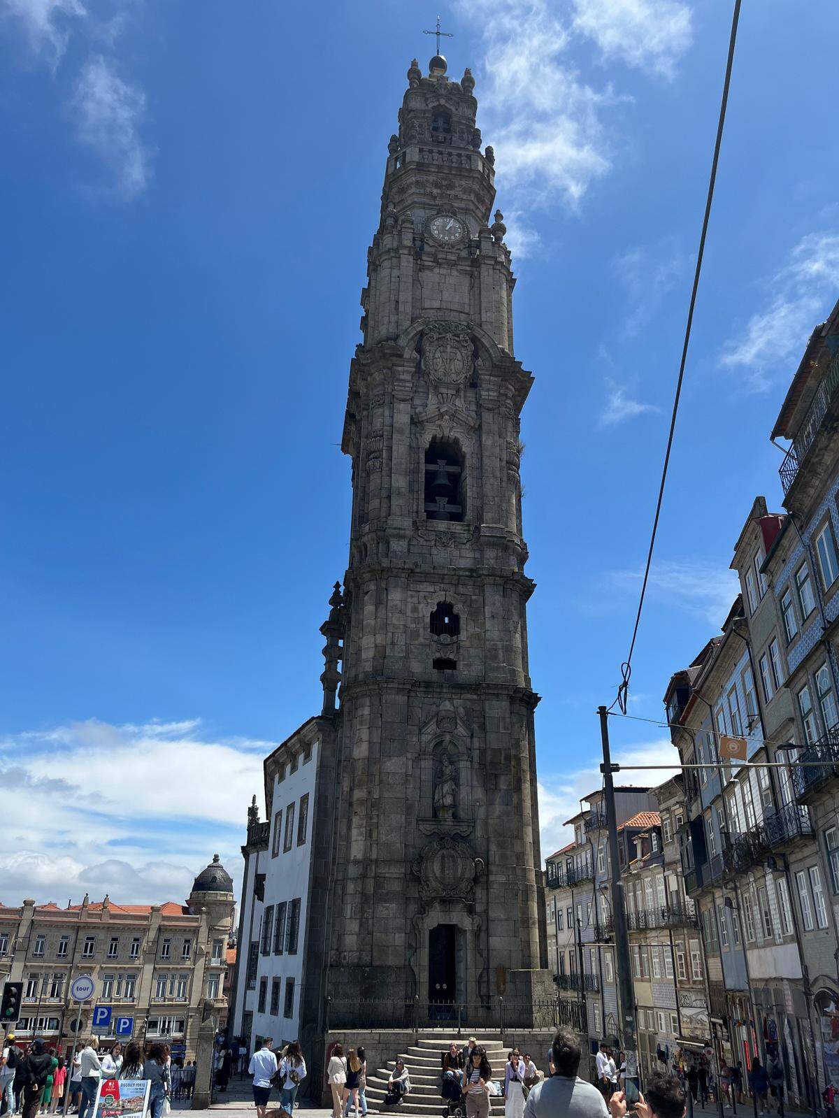 La Torre de los Clérigos ofrece unas vistas espectaculares, Probablemente es el mejor mirador de la ciudad. Se trata de un campanario de unos 76 metros de altura de estilo barroco, construido en el siglo XVIII.