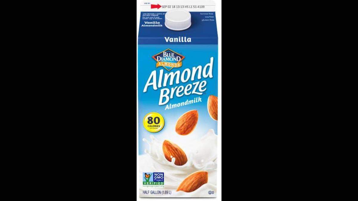 La Administración de Alimentos y Medicamentos (FDA) ordenó recoger una gran cantidad de cartones de medio galón de leche de almendra refrigerada de la marca Blue Diamond Vanilla Almond Breeze.