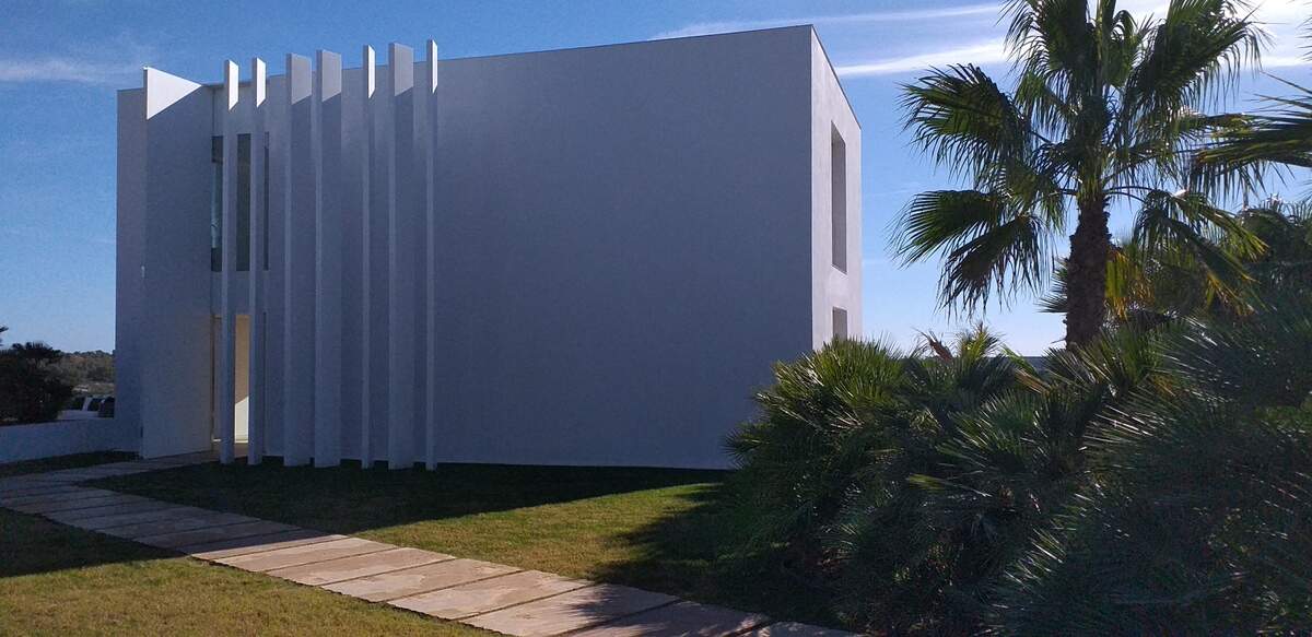 Vista de la villa cuadriforme erigida sobre un afloramiento del terreno.