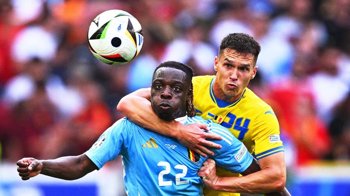 El jugador de Bélgica Jérémy Doku disputa el balón con Olexander Tymtschyk, de Ucrania, en el partido de la Eurocopa celebrado el 26 de junio de 2024 en Stuttgart, Alemania.