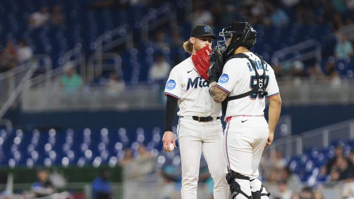 El receptor de los Marlins Agustín Ramírez habla con el abridor Max Meyer en el cuarto inning del partido ante los Cardenales de San Luis, celebrado el 20 de abril de 2026 en Miami.