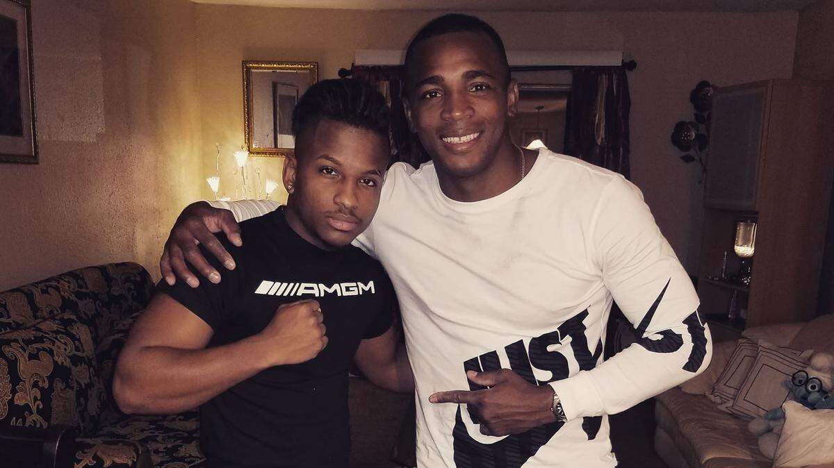 JOAHNYS ARGILAGOS (izq.) junto a Erislandy Lara el lunes en la noche en Houston.