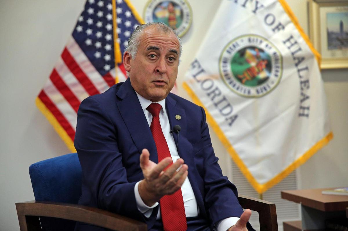 El alcalde de Hialeah, Esteban Bovo Jr., habla sobre los candidatos para la jefatura de policía durante una entrevista en el Ayuntamiento de Hialeah el martes 15 de marzo 2022