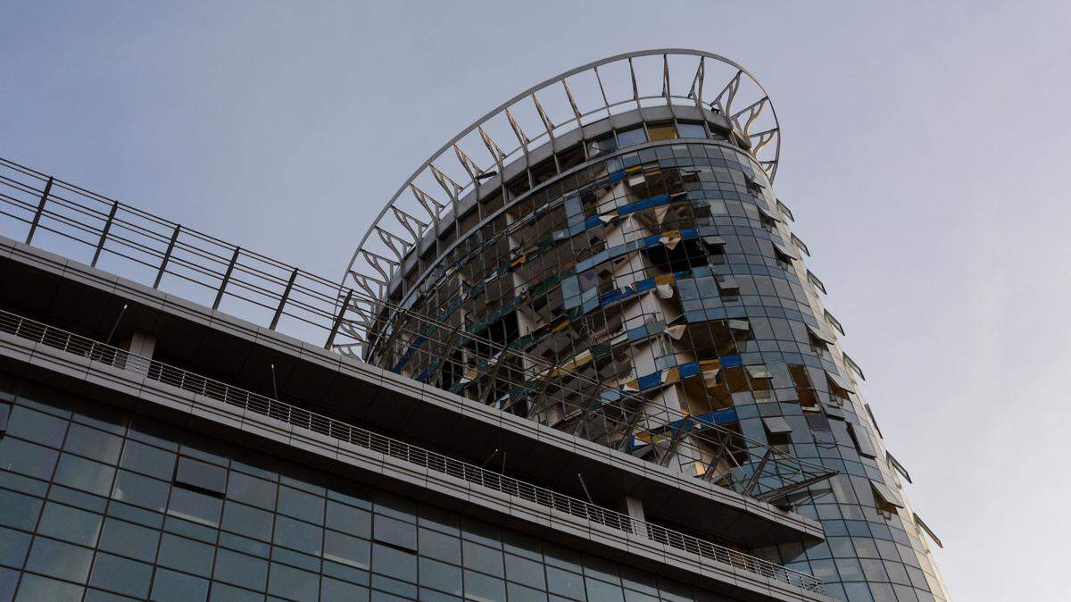 Vista de la fachada dañada de un edificio de oficinas en Kiev, Ucrania, tras el ataque con misiles de Rusia el 29 de diciembre de 2023. 