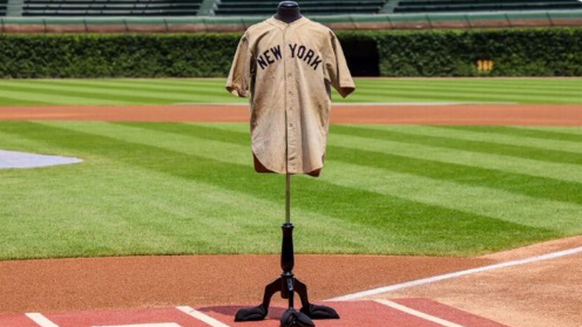 Una camiseta del legendario jugador de béisbol Babe Ruth pulverizó el récord de la memorabilia deportiva más cara jamás vendida en una subasta. Su precio fue de por $24,1 millones.