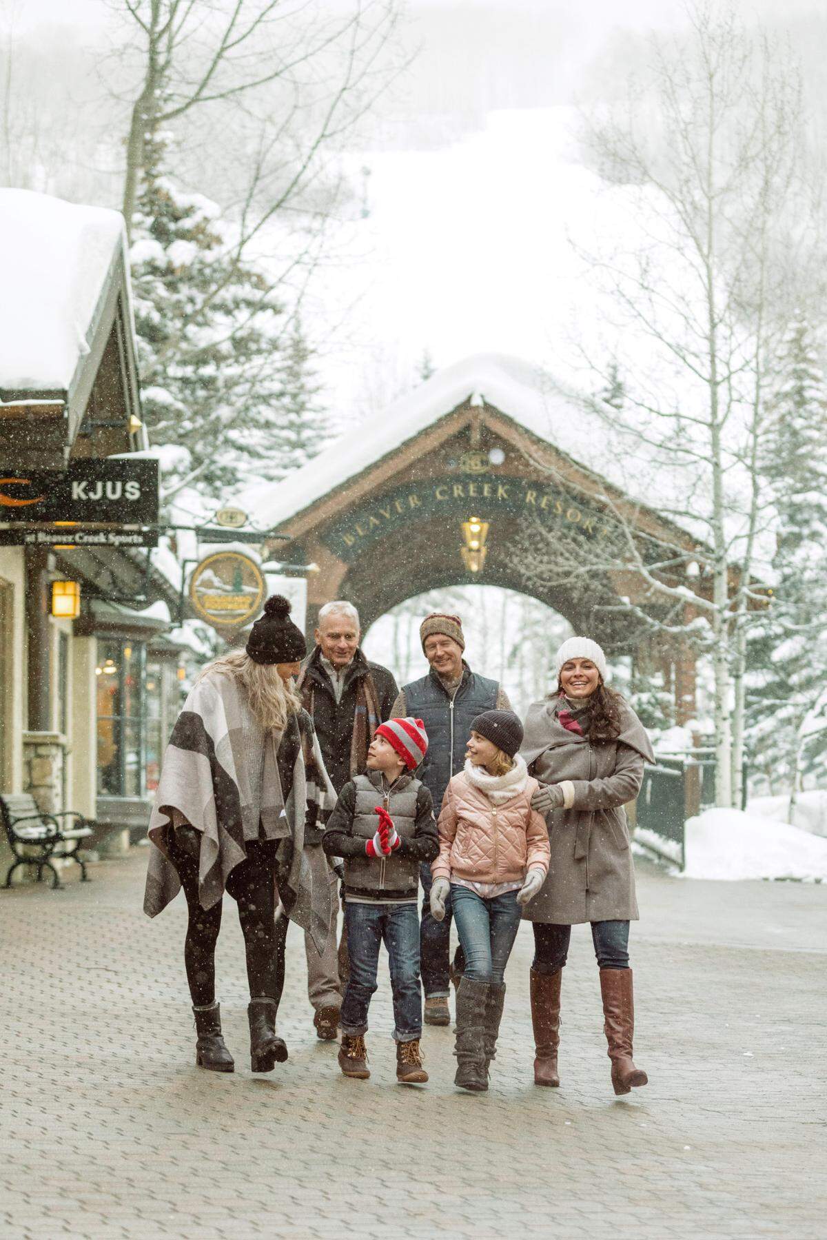 Una familia disfruta de sus vacaciones en el pueblo de Beaver Creek, en Colorado.