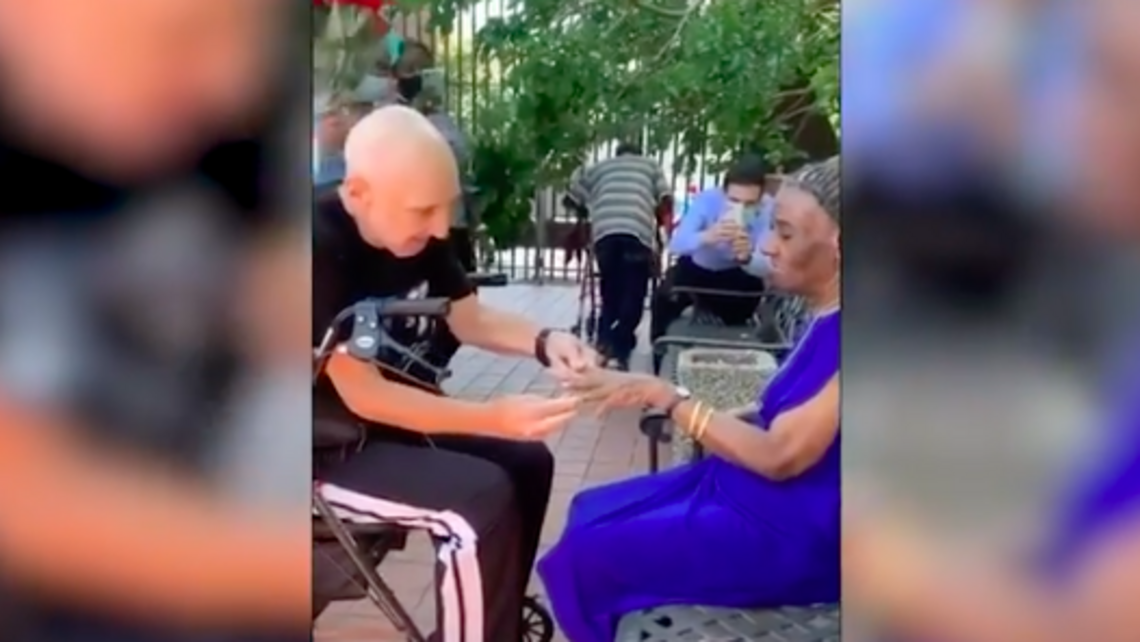 Video: residente de hogar de ancianos con 76 años propone matrimonio a su novia de 71