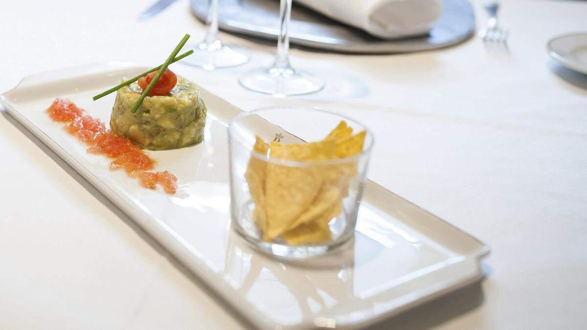 Cremoso de guacamole aromatizado con tequila Sauza acompañado de crujiente de nachos. Un plato basado en la gastronomía de México. 