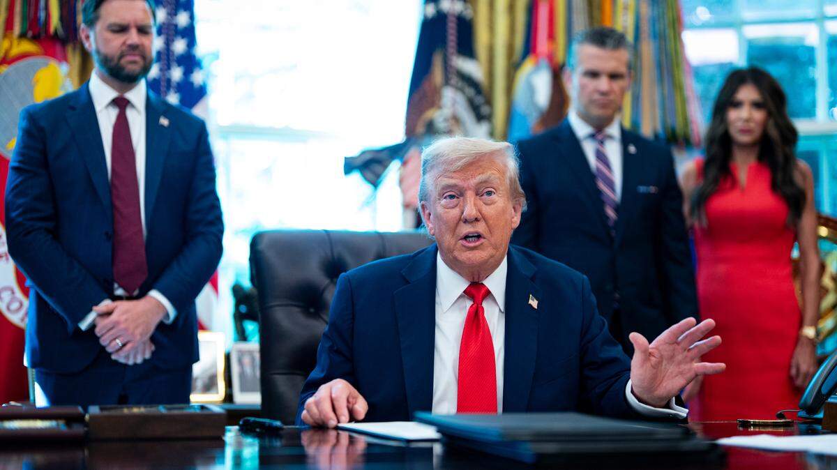 El vicepresidente de EEUU, JD Vance, el presidente estadounidense Donald Trump, Pete Hegseth, secretario de Defensa y Kristi Noem, secretaria del Departamento de Seguridad Nacional (DHS), durante la firma de una orden ejecutiva en el Despacho Oval de la Casa Blanca en Washington, DC, el lunes 25 de agosto de 2025.