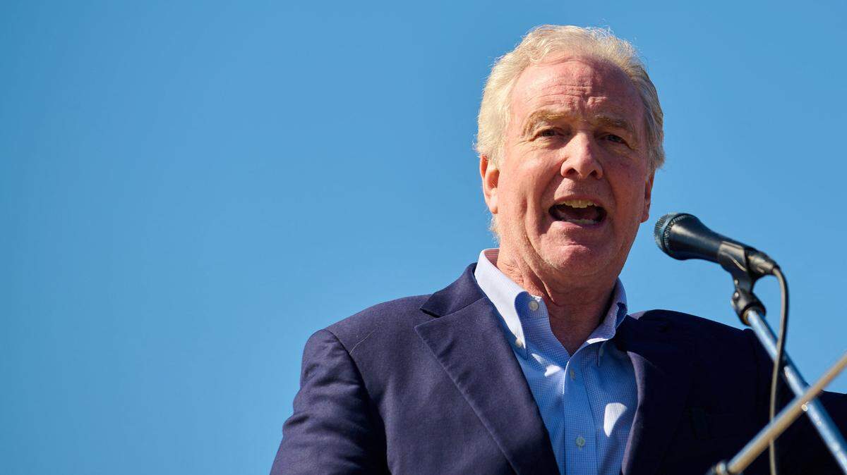 El senador demócrata Chris Van Hollen (Maryland) da un discurso el viernes, 7 de marzo de 2025, en Washington, DC. Van Hollen viajó a El Salvador el miércoles para exigir la liberación del inmigrante, Kilmar Ábrego García, deportado a ese nación por error, pero el gobierno salvadoreño rechazó su pedido.