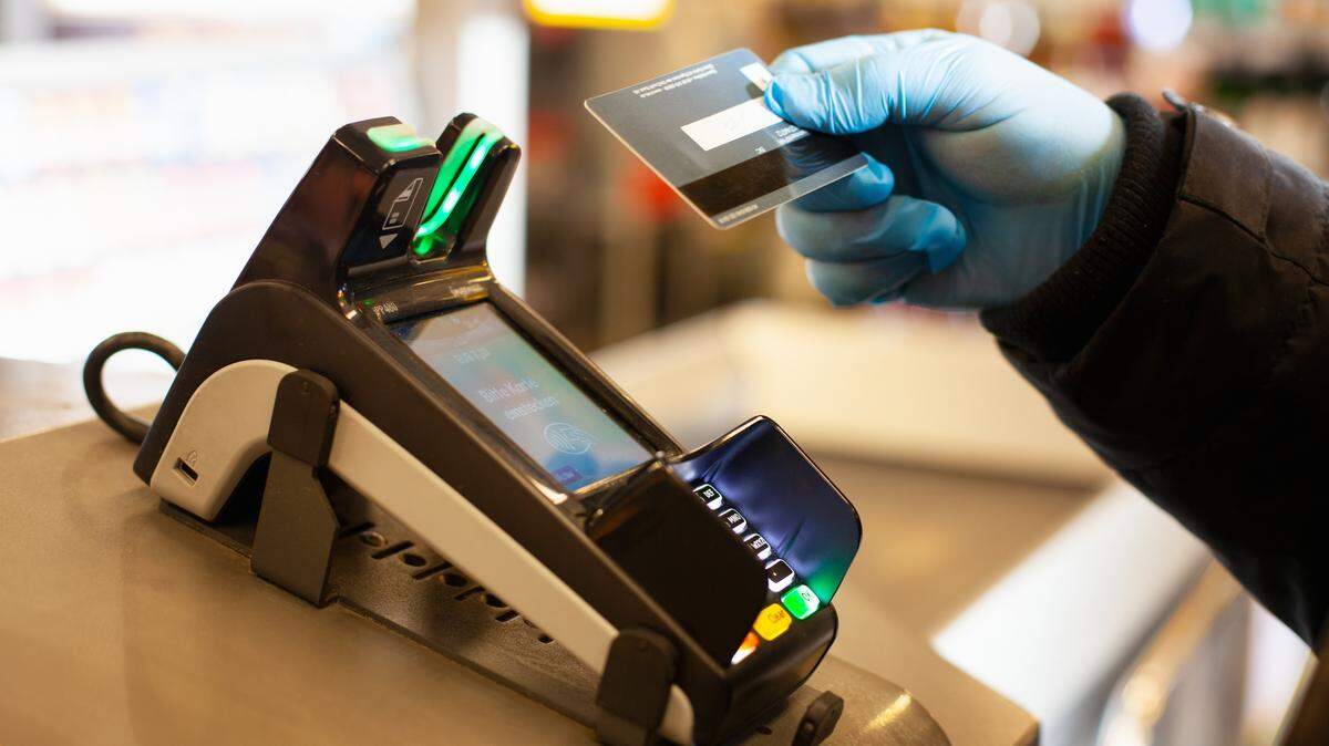 Consumidores evitan el pago con efectivo y favorecen el uso de las tarjetas de crédito, una tendencia que se afianza luego de la pandemia del coronavirus.
