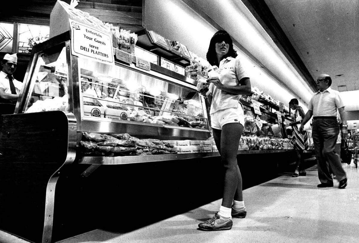 Una cliente en el mostrador de la charcutería en un Publix de Fort Lauderdale en los años 80.