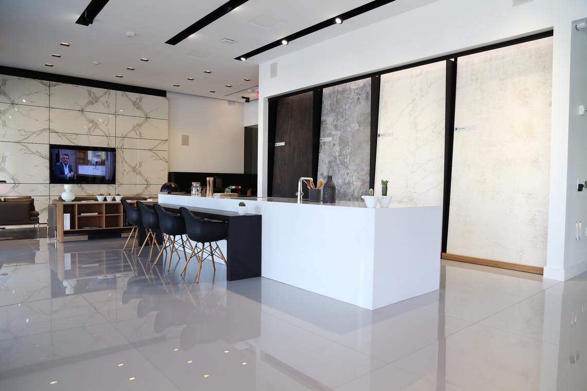 El salón principal de Cosentino City Center en el Design District cuenta con una gran isla funcional, para demostrar la resistencia de los materiales usados y crear "una experiencia", dicen los ejecutivos de la compañía.