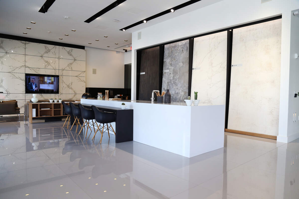 El salón principal de Cosentino City Center en el Design District cuenta con una gran isla funcional, para demostrar la resistencia de los materiales usados y crear "una experiencia", dicen los ejecutivos de la compañía.
