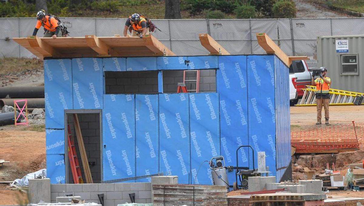 La industria de la construcción es físicamente exigente, sin importar dónde se trabaje. Aun así, en Florida, las largas jornadas bajo la luz solar directa y la alta humedad hacen que el trabajo sea aún más peligroso. Trabajadores en Carolina del Sur el 1 de noviembre de 2024.