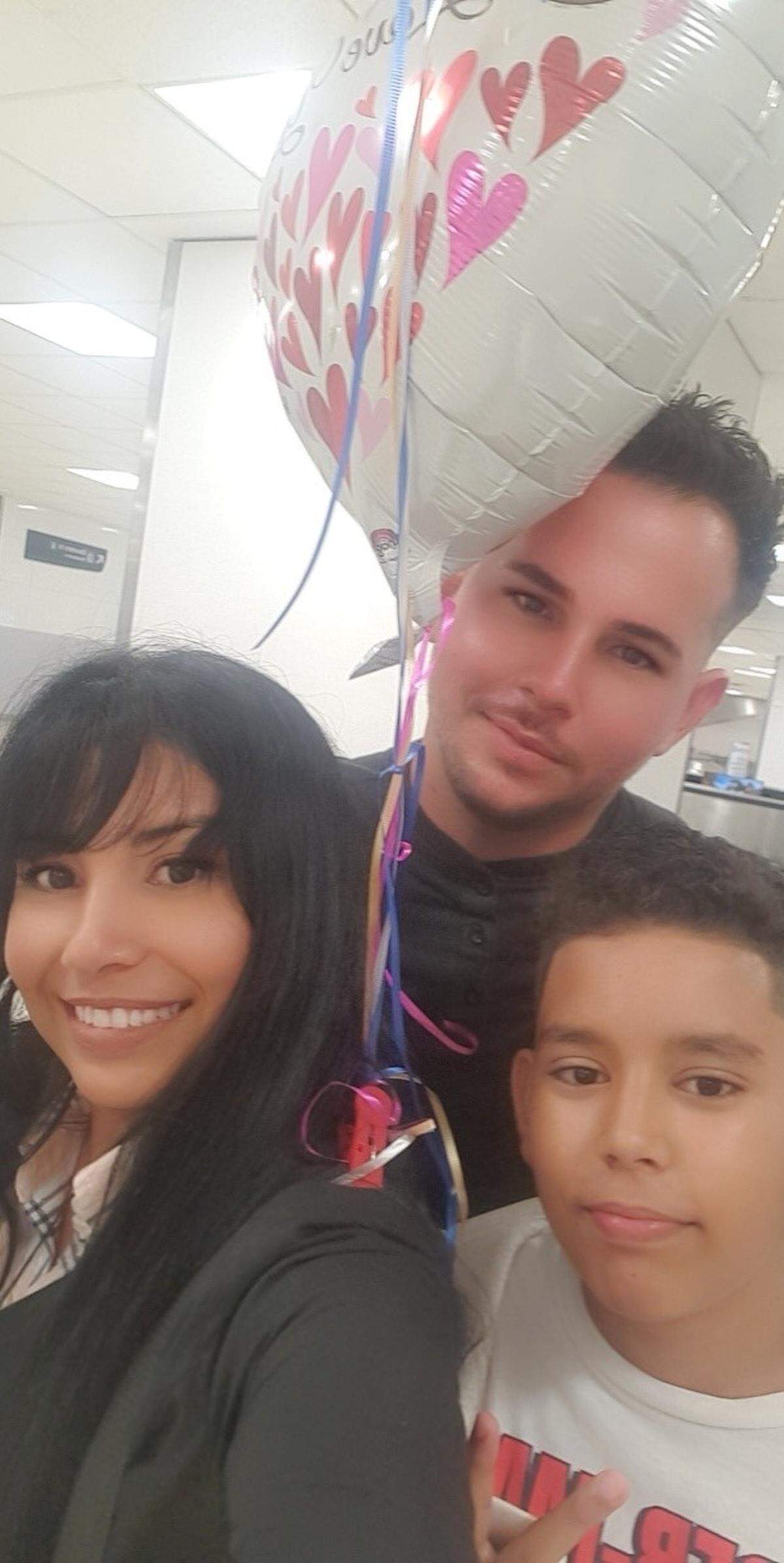 Yadira Almarales Reina junto a su hijo de 13 años y otro familiar a su llegada a Houston, Texas.
