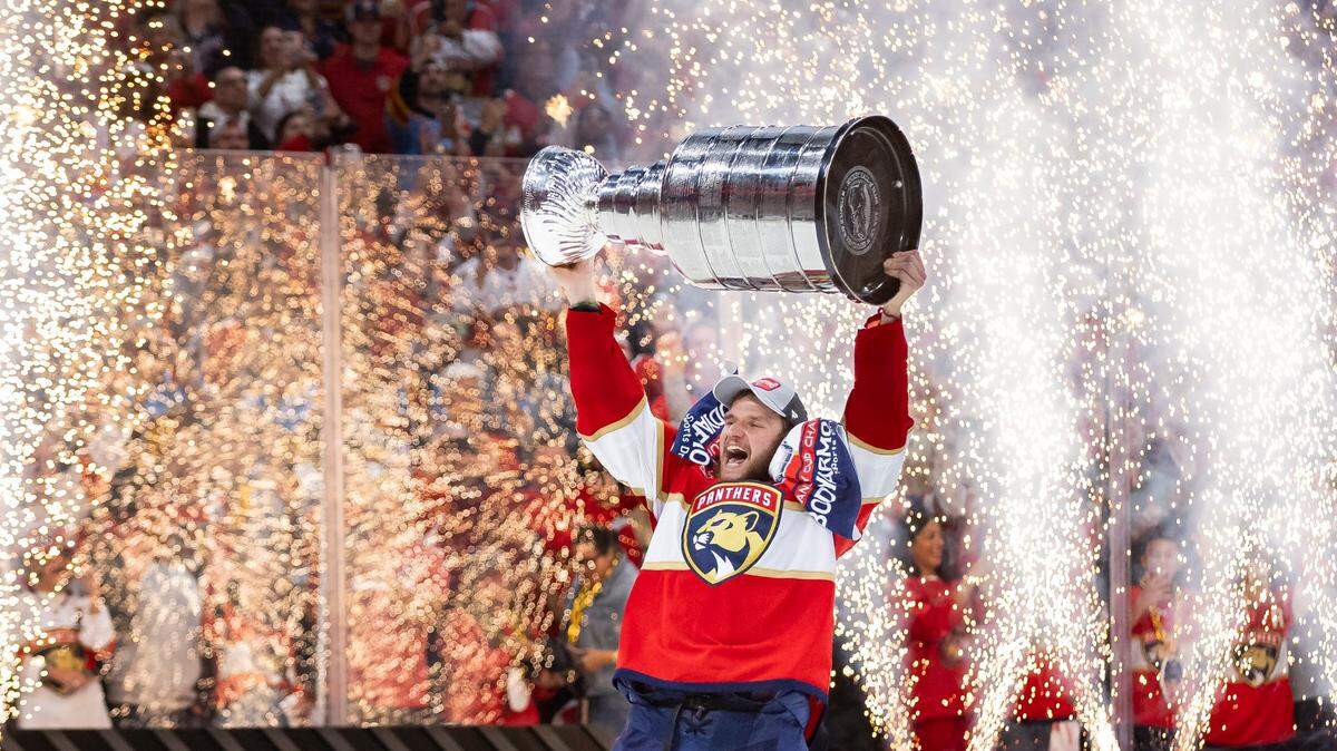 El jugador de los Panthers Aleksander Barkov celebra con el trofeo de la Stanley Cup que ganó su equipo tras derrotar 2-1 a los Oilers de Edmonton, en el séptimo juego de la final del hockey sobre hielo celebrado el 24 de junio de 2024 en Sunrise, Florida.
