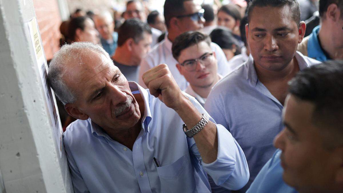 Honduras presidential candidate of the National Party Nasry Asfura raises his clenched fist as he arrives to cast his vote in Tegucigalpa on November 30, 2025. Hondurans voted for president on November 30, 2025, amid threats by US President Donald Trump to cut aid to the country if his preferred candidate loses. (Photo by Lucas AGUAYO / AFP via Getty Images)