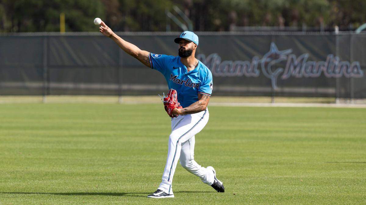 El pitcher de los Marlins Sandy Alcántara lanza en el primer día del entrenamiento de primavera, el miércoles 12 de febrero de 2025 en el Roger Dean Chevrolet Stadium en Jupiter, Florida.