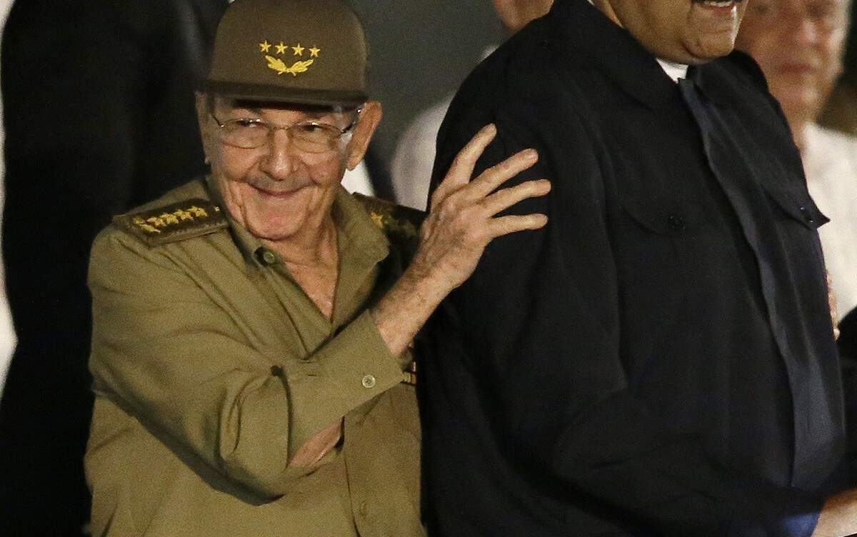 El presidente de Cuba, Raúl Castro, a la izquierda, sonríe mientras toma el brazo del presidente de Venezuela, Nicolás Maduro, durante una manifestación en honor a Fidel Castro en la Plaza de la Revolución en La Habana, Cuba, el martes 29 de noviembre de 2016.