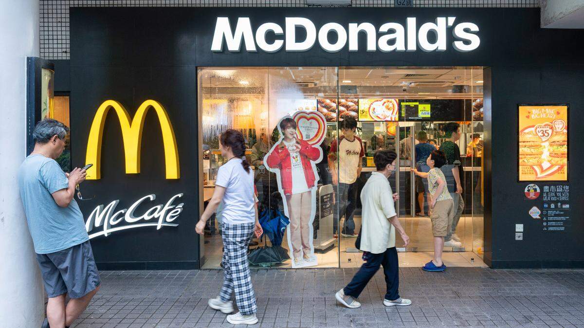 Varias personas se dirigen un restaurante McDonald’s en Hong Kong, el 1 de mayo de 2024.