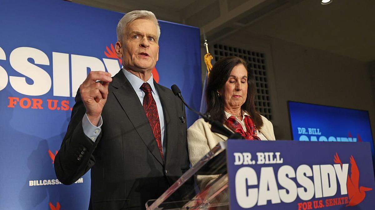 El senador Bill Cassidy (R-LA), con su esposa, la Dra. Laura Cassidy, a su lado, se dirige a sus partidarios para reconocer su derrota en las elecciones primarias durante un evento celebrado en Boudreaux’s Caterers el 16 de mayo de 2026, en Baton Rouge, Louisiana.