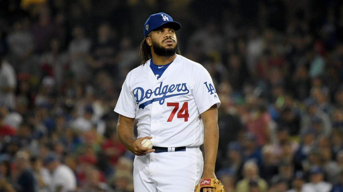 El cerrador de los Dodgers Kenley Jansen se prepara para lanzar ante los Medias Rojas de Boston en el quinto juego de la Serie Mundial, el 28 de octubre de 2018 en Los Angeles.