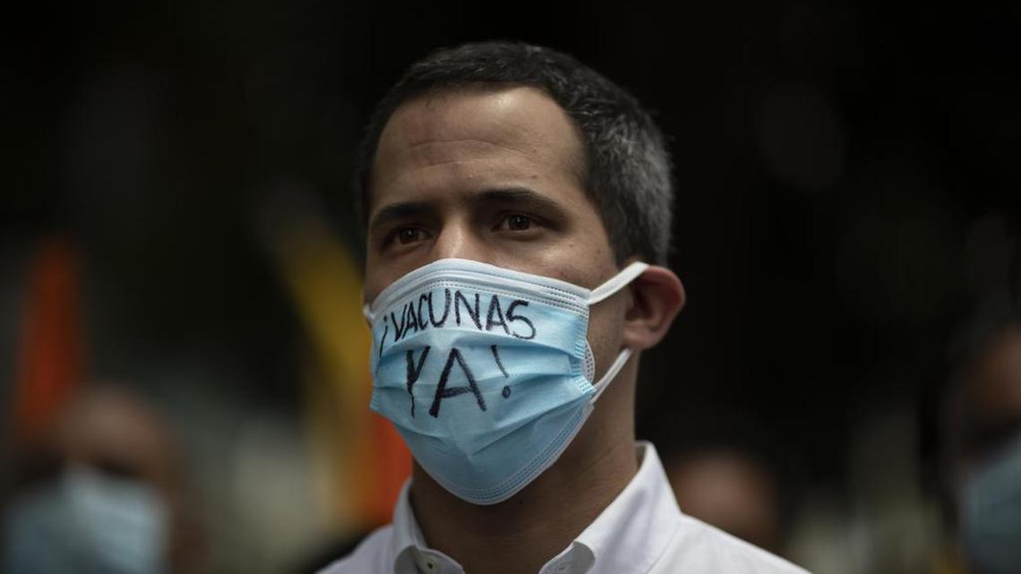 El líder opositor venezolano Juan Guaidó asiste a un mitin de manifestantes exigiendo una distribución más equitativa y rápida de las vacunas COVID-19, en el barrio Los Palos Grandes de Caracas, Venezuela, sábado 17 de abril de 2021.