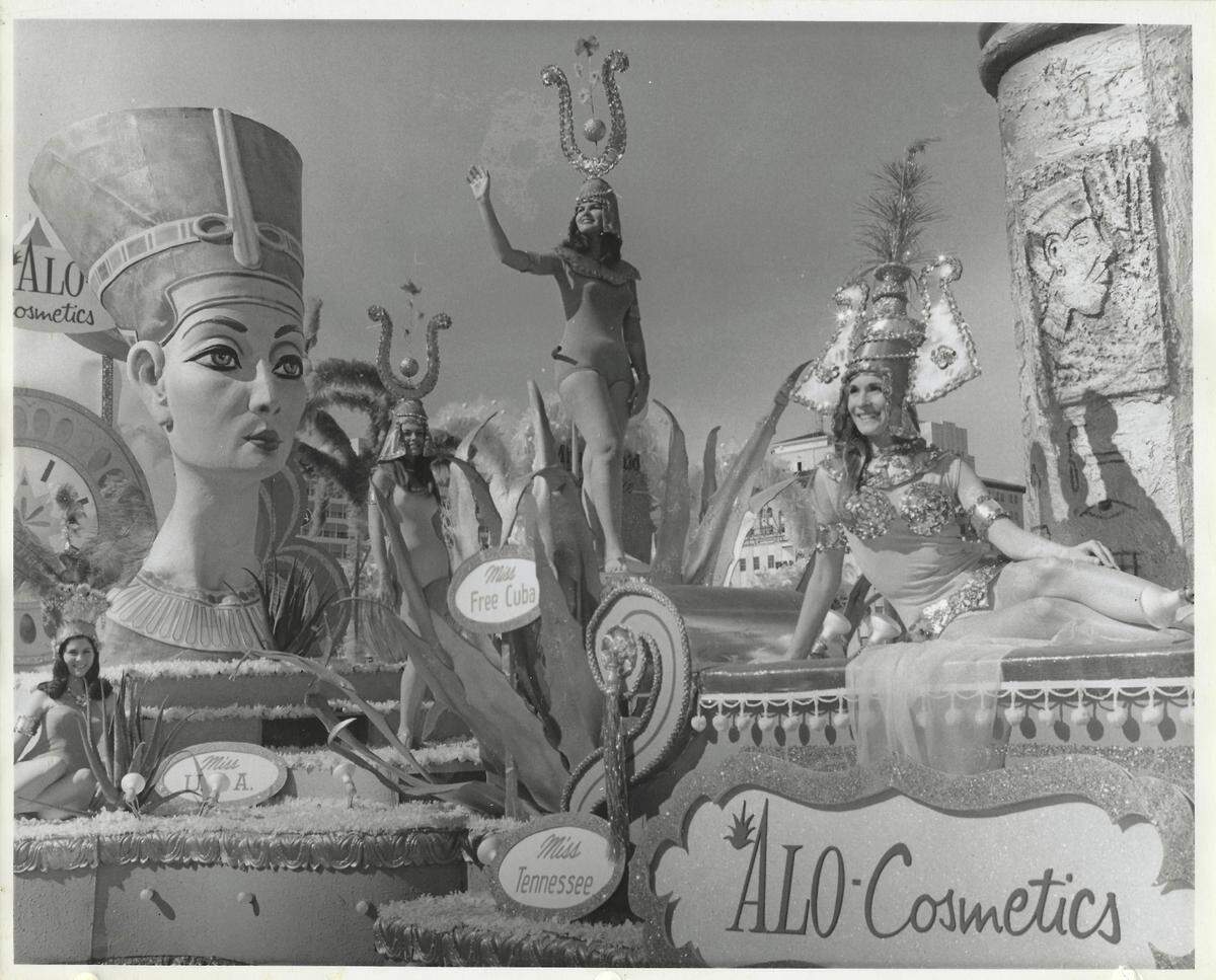 Elina Salabarría, Miss Cuba Libre, en la carroza del Miss Universo en la avenida Biscayne en diciembre de 1967. “Había un frío, estábamos todas temblando”, recuerda Salabarría, apuntando que los trajes al estilo Nefertiti, eran muy bonitos.
