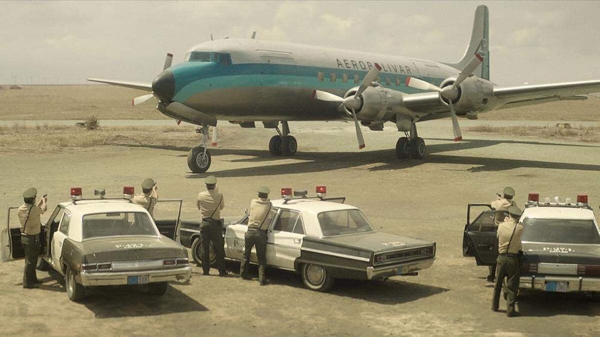 En Netflix ‘Secuestro del vuelo 601’ (2024) filmado con la velocidad narrativa del ‘thriller’ que atrapa al espectador.