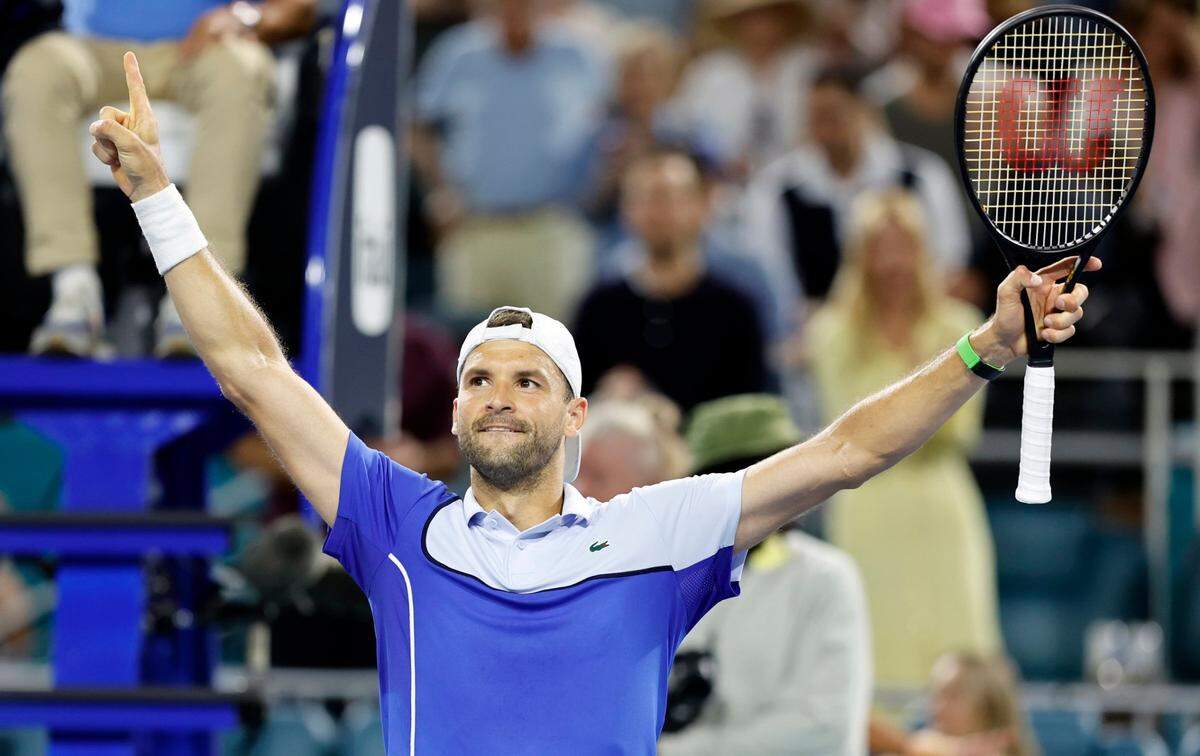 Grigor Dimitrov celebra tras vencer al número dos del mundo y primer sembrado del Miami Open Carlos Alcaraz, la noche del jueves en el Hard Rock Stadium.