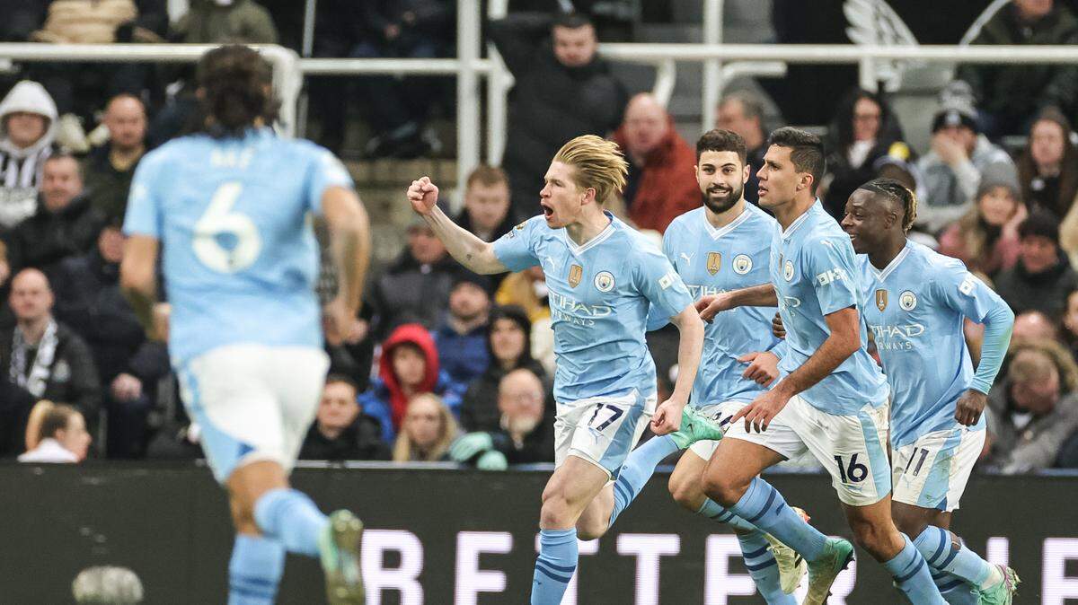 Cinco meses después de que se sometió a una cirugía en una lesión en el tendón de la corva, Kevin De Bruyne ingresó de cambio y anotó el tanto del empate y asistió en el gol del triunfo en el tiempo extra para que el City venciera 3-2 el sábado al Newcastle.