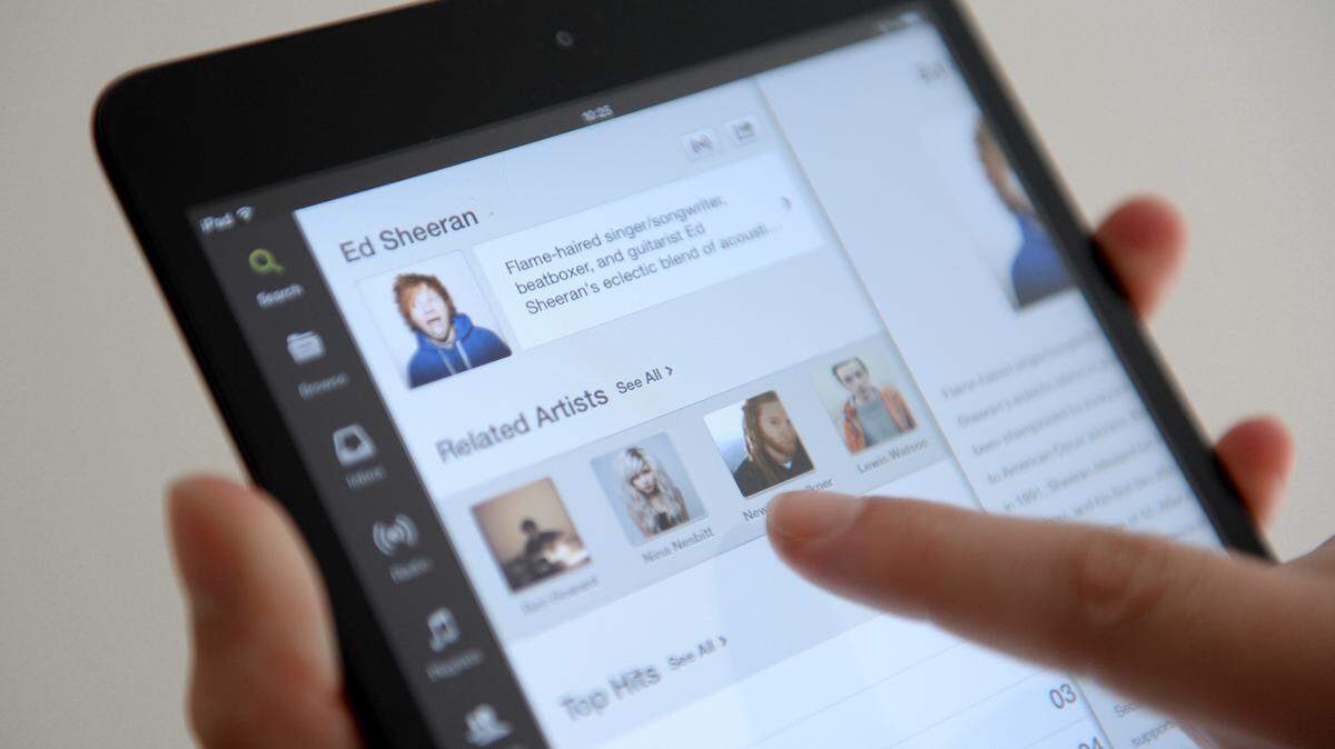 La Unión Europea dice que Apple prohibió que los desarrolladores de aplicaciones informaran plenamente a los usuarios de iOS sobre servicios de suscripción musical alternativos y más baratos fuera de su app.