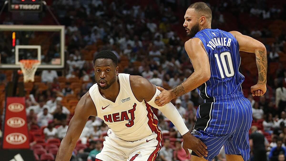 Dwyane Wade, del Heat, deja detrás a Evan Fournier, del Magic, el 8 de octubre en un partido de pretemporada en Miami.