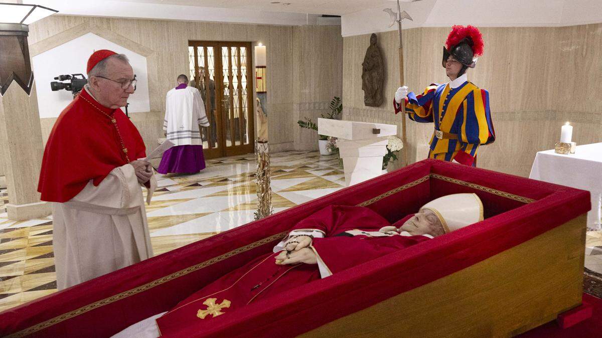 La ceremonia que confirmó la muerte y la colocación del cuerpo del papa Francisco en el ataúd tuvo lugar la noche del lunes 21 de abril de 2025 en la capilla de la planta baja de la Casa Santa Marta, donde residía el pontífice en el Vaticano. La declaración oficial de su fallecimiento fue leída en voz alta. El acto fue validado por el cardenal Kevin Farrell, Camarlengo de la Santa Iglesia Romana. La ceremonia duró poco menos de una hora.