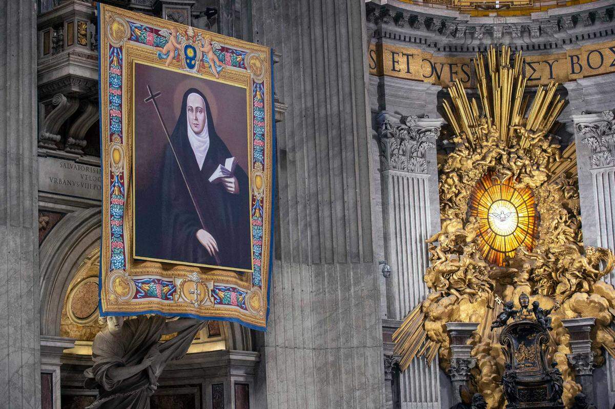 Imagen de la monja Mama Antula, que nació como María Antonia de Paz y Figueroa, durante la misa para celebrar su canonización, el domingo 11 de febrero de 2024, en la Basílica de San Pedro, en la Ciudad del Vaticano.