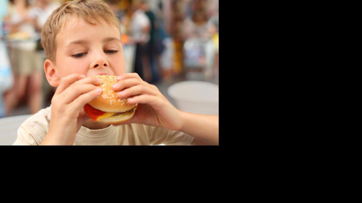 Los investigadores hallaron que los adolescentes son más propensos a consumir comida rápida que los niños más pequeños.