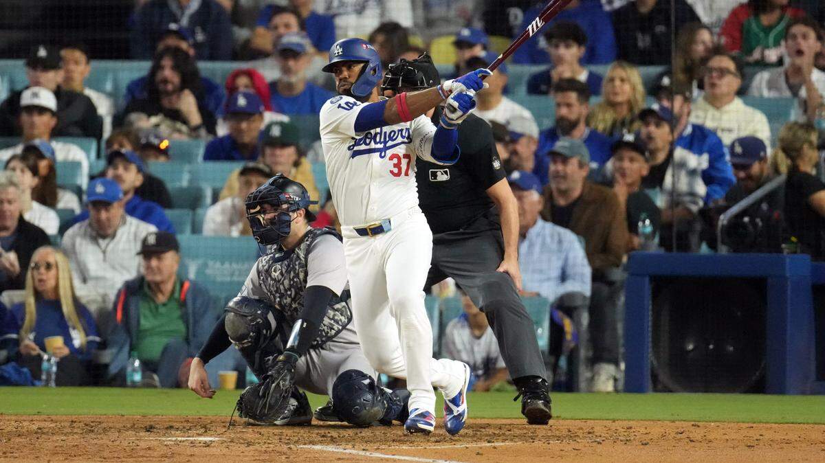 El jardinero de los Dodgers de Los Ángeles Teoscar Hernández (37) batea un sencillo en la quinta entrada contra los Yankees de Nueva York durante el segundo partido de la Serie Mundial de la MLB 2024 en el Dodger Stadium.