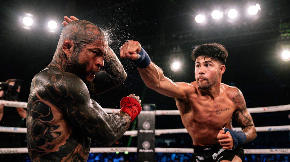 El ascendente peleador de BKFC Nathan Rivera (der.) confía plenamente en su talento, su equipo y su disciplina de trabajo antes de un duelo que puede marcar su camino hacia el título mundial. 