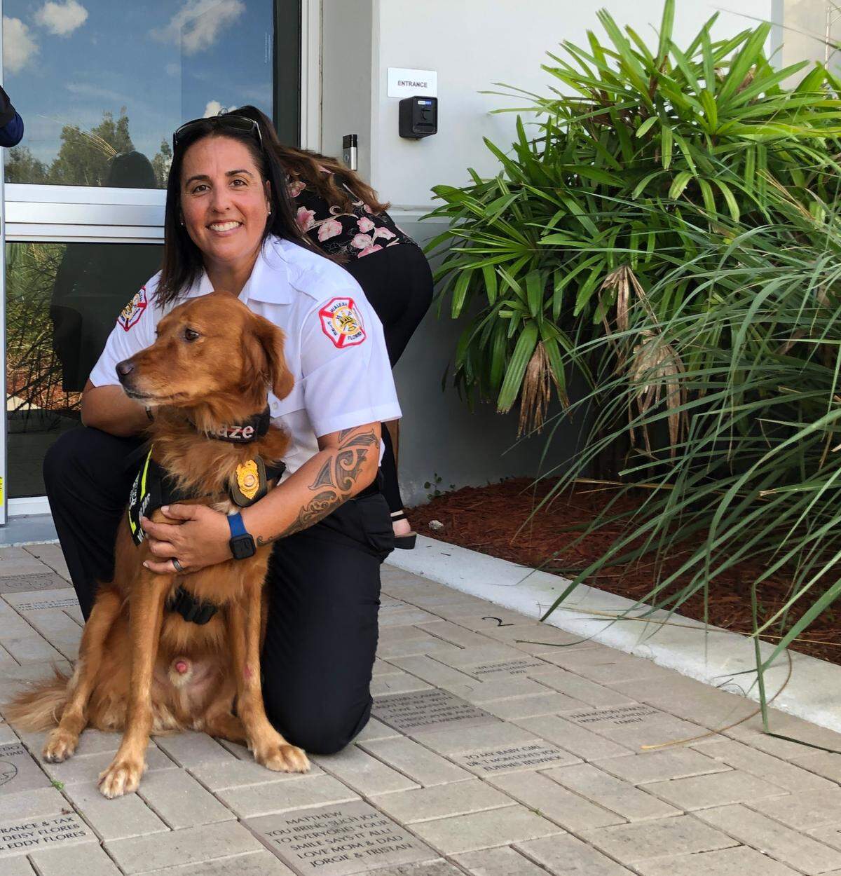 Barbara “Barbie” González‐Tamburello, ingeniero del Departamento de Bomberos de Hialeah, y Blaze, un Golder Retriever de cinco años, forman parte del equipo de rescatistas de la ciudad