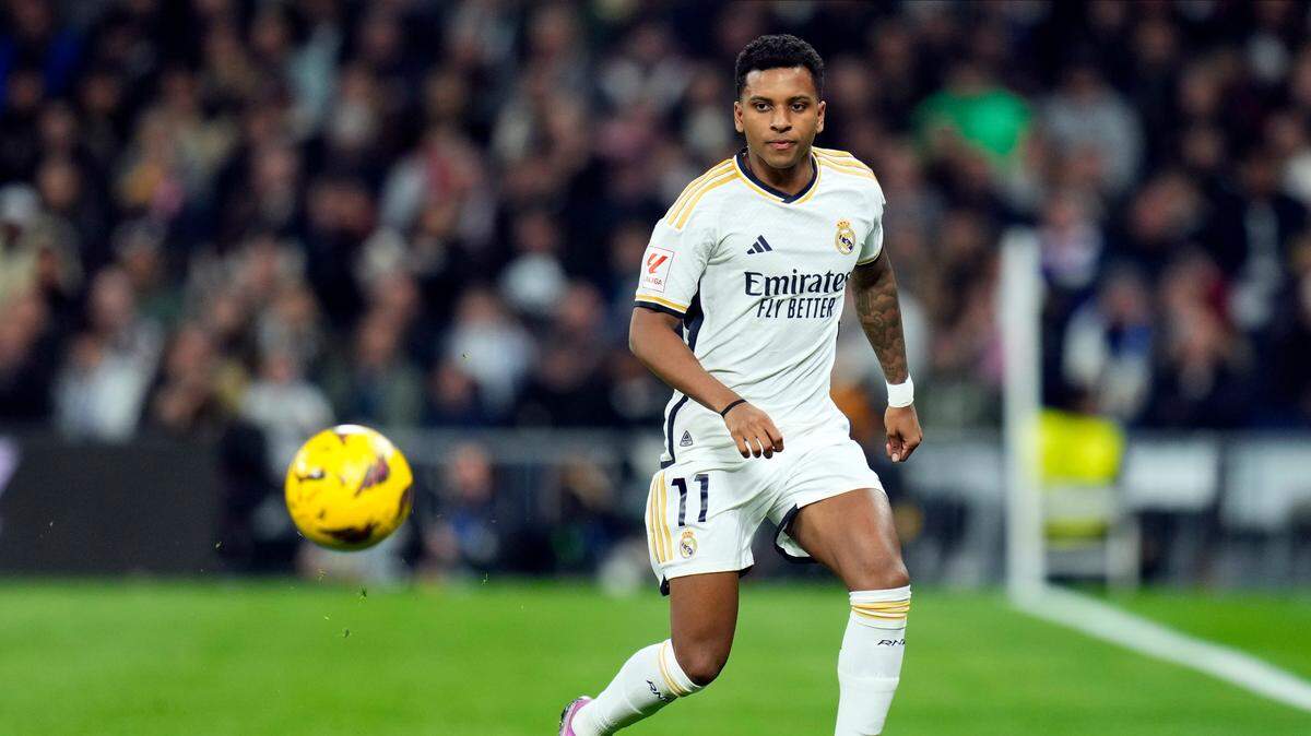 El Real Madrid fácilmente derrotó 3-1 al Arandina, de la cuarta división, para avanzar el sábado a los octavos de final de la Copa del Rey.