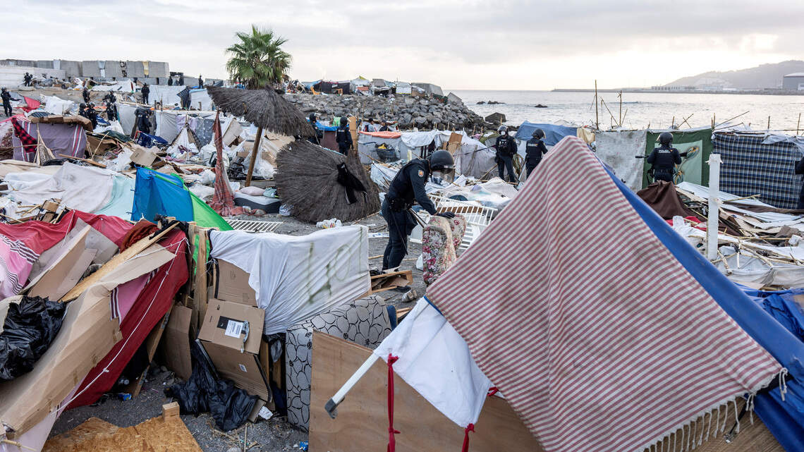 Policía española desaloja un campamento de migrantes en Ceuta antes de la visita real