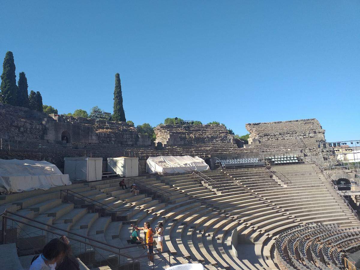 La plaza donde se ubica el teatro toma el nombre de la precursora del festival anual de teatro clásico de la ciudad, la actriz y directora teatral Margarita Xirgú.