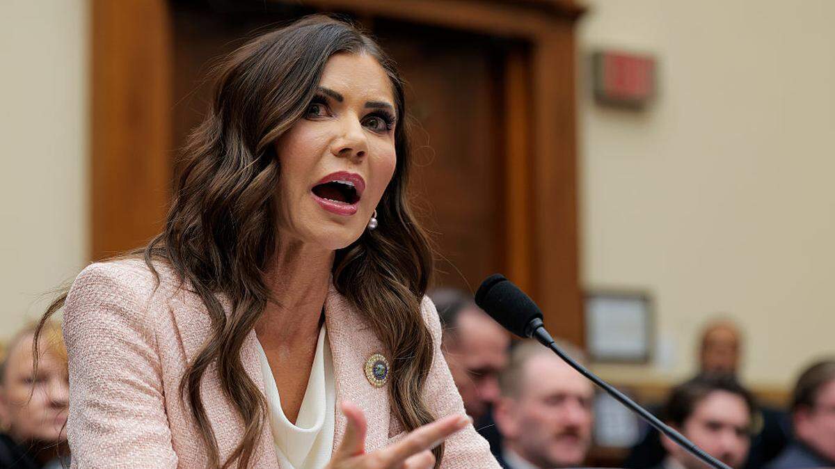 La Secretaria de Seguridad Nacional de Estados Unidos, Kristi Noem, testifica ante el Comité Judicial de la Cámara de Representantes en el edificio de oficinas de la Cámara de Representantes, el miércoles 4 de marzo de 2026 en Washington, DC. Noem fue destituida por el presidente Donald Trump al siguiente día.