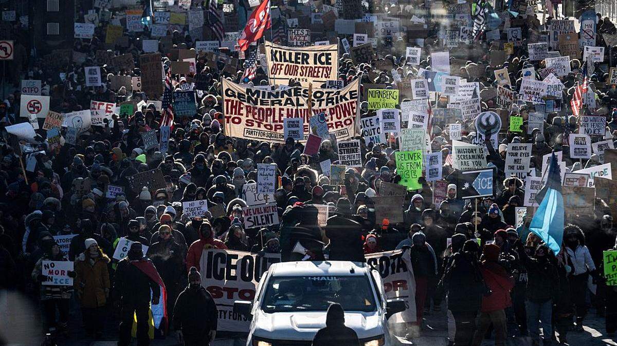 Manifestantes contra el Servicio de Inmigración y Control de Aduanas (ICE) marchan por las calles en el centro de Minneapolis, Minnesota, el 25 de enero de 2026. 