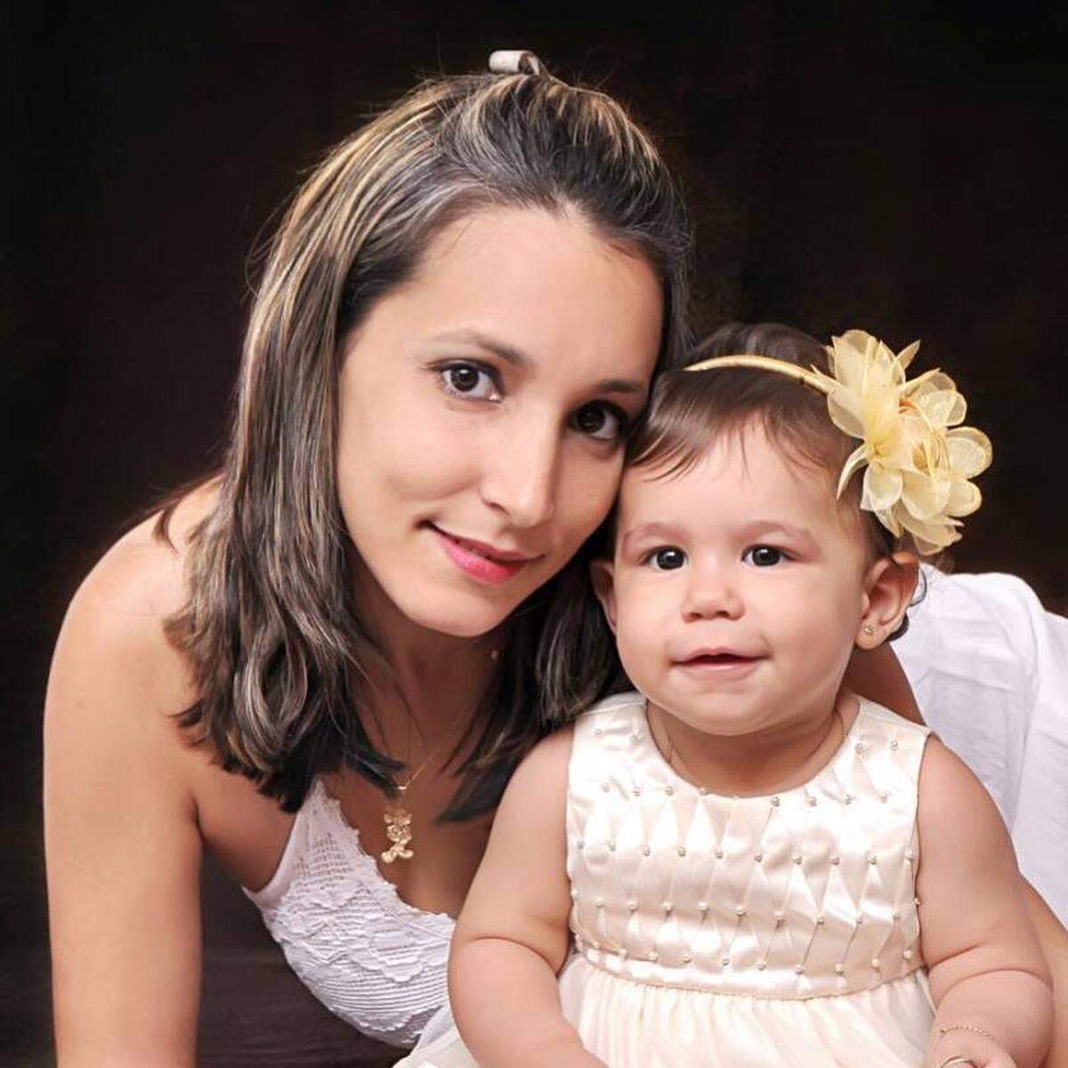Doctor Mónica Leyva and her toddler Alexia.