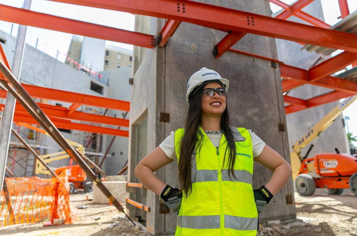 Mili Reyes-Briggs recibe el apoyo de otras mujeres en la industria de la construcción y ahora quiere hacer lo mismo ayudando a las jóvenes a orientar su vocación a una carrera en este campo en Miami.