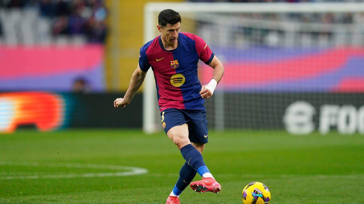 El delantero Robert Lewandowski anotó un gol en el triunfo de Barcelona 4-0 ante la Real Sociedad, en el partido de la liga española celebrado el 2 de marzo de 2025 en Barcelona.